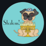 Happy Hanukka-Mops Hund mit Menorah Runder Aufkleber<br><div class="desc">Dieser sehr niedliche Aufkleber hat einen kleinen Mops,  der eine blaue Kippa mit einem Stern von David und einer Menorah trägt,  die vor ihm sitzt. Sie können den Text von "Shalom!" anpassen,  wenn Sie möchten,  oder löschen.</div>