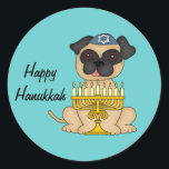 Happy Hanukka-Mops Hund mit Menorah Runder Aufkleber<br><div class="desc">Dieser sehr niedliche Aufkleber hat einen kleinen Mops,  der eine blaue Kippa mit einem Stern von David und einer Menorah trägt,  die vor ihm sitzt. Sie können den Text von "Happy Hanukkah" anpassen,  wenn Sie möchten,  oder löschen.</div>