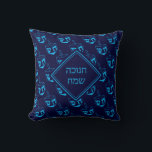 HAPPY HANUKKAH | ח נ ו כ ה ש מ ח | Dreidel NAVY CY Kissen<br><div class="desc">Stilvolle Mitternachtsnacht blau THROW PILLOW zum Feiern von HANUKKAH. Navy und cyan blauen Thema mit allen über cyan DREIDEL Print. Auf der Vorderseite gibt es personalisierbaren Platzhalter-Text, der auf hebräisch HANUKKAH BLESSINGS steht, auf der Rückseite, sodass Sie mit Ihrem eigenen Gruß und/oder Namen personalisieren können. Andere Versionen in der HANUKKAH...</div>