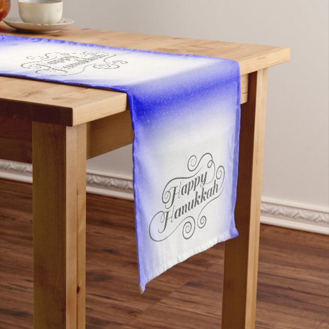 Happy Hanukkah 2-Tönige Blue White Background Kurzer Tischläufer (Beispiel)
