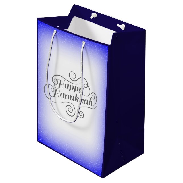 Happy Hanukkah 2-Tönige Blue White Background Mittlere Geschenktüte (Vorderseite Schrägansicht)