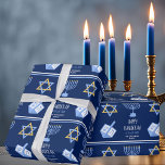Happy Hanukkah Beautiful Blue Custom Jewish Family Geschenkpapier<br><div class="desc">Dieses niedliche,  moderne Happy Hanukkah Packpapier zeichnet sich durch ein elegantes Layout jüdischer Symbole auf weißem Hintergrund mit hübscher blauer Typografie aus. Dieses wunderschöne Chanukah Geschenkpacker mit einer Menorah,  dreidel und Star of David umgeben Ihre Nachricht und Ihren Familiennamen.</div>