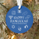 Happy Hanukkah Blau & Weiß individuelle Name bevor Ornament<br><div class="desc">Happy Hanukkah,  individuelles Familiennamensgeschenk für Urlaubsornament. Happy Hanukkah,  Happy Chanukah,  Hanukkah Sameach!,  Chag Sameach!,  Chag Urim Sameach! Blau und Weiß</div>