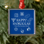 Happy Hanukkah Blau & Weiß individuelle Name bevor Ornament Aus Metall<br><div class="desc">Happy Hanukkah,  personalisieren Sie Familiennamensgeschenk für den Urlaub Metal Ornament. Happy Hanukkah,  Happy Chanukah,  Hanukkah Sameach!,  Chag Sameach!,  Chag Urim Sameach! Blau und Weiß</div>