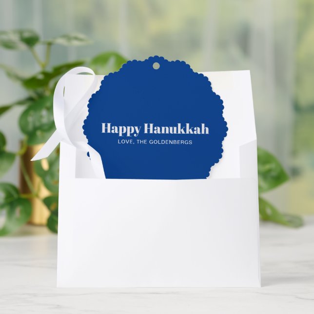 Happy Hanukkah blauer weißer minimalistischer Sond Ornament Karte (Umschlag)