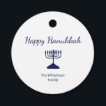 Happy Hanukkah Blue Menorah Geschenkanhänger<br><div class="desc">Happy Hanukkah Holiday Party Gunst Tag,  mit einem einfachen blauen Menorah und Schrift Typografie Design. Mit einer weißen,  anpassbaren Schrift können Sie Ihren eigenen Text hinzufügen. Eine tolle Art,  mit Freunden und Lieben zu feiern.</div>