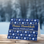 Happy Hanukkah Blue Menorah Star von David Pattern Karte<br><div class="desc">Schöne personalisierte Happy Hanukkah-Karte in hübsch blau mit einem coolen Muster Judaism star,  dreidel für lustige Chanukah-Spiele,  und die jüdische Menorah für den Urlaub.</div>
