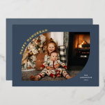 Happy Hanukkah Blue Modern Frame Foil Holiday Card<br><div class="desc">Wünschen Sie Ihren Lieben eine sehr glückliche Hanukkah mit dieser lustigen Single-Fotokarte. Es verfügt über einen blauen blattförmigen Rahmen mit den Worten Happy Hanukkah in Folie entlang einer der gekrümmten Ecken und Platz für Ihren Namen im Jahr neben der anderen gekrümmten Ecke. Die Rückseite hat Platz für ein anderes Foto....</div>