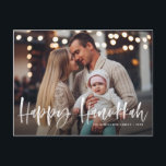 Happy Hanukkah Brush Lettering Overlay Foto Feiertagspostkarte<br><div class="desc">Happy Hanukka! Senden Sie Urlaubswünsche und Grüße mit dieser rustikalen Urlaubspostkarte. Es zeigt 'Happy Hanukkah' in der Pinselhandschrift. Personalisieren Sie diese Urlaubskarte,  indem Sie Ihr Lieblings-Foto,  Gruß,  Namen und andere Details hinzufügen. Erhältlich als Flachkarte,  gefaltete Karte und Postkarte.</div>