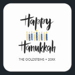 Happy Hanukkah Candles blau gelben Sonderurlaub Quadratischer Aufkleber<br><div class="desc">Siegel Sie Hanukkah Mailing oder Ihr Geschenk für den Urlaub mit diesen lustigen Aufklebern mit "Happy Hanukkah" in modernen gebürsteten Typografie und eine Dekoration von Kerzen in gelb und blau. Fügen Sie mithilfe der Vorlage Ihren Namen oder Ihre Nachricht hinzu</div>