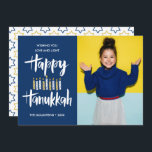 Happy Hanukkah Candles Blue Holidays Foto Einladung<br><div class="desc">Festliche Hanukkah Holiday Foto Grußkarte mit Ihrem besten Portrait-Foto und "glückliche hanukkah" in handgeschriebenen Stil Pinsel Typografie und Kerzen in Schattierungen von Blues und gelb. Personalisieren Sie den benutzerdefinierten Text mit Ihrem Namen und Jahr. Karten kehren zu einem Sternmuster eines koordinierten blauen Hintergrunds zurück.</div>