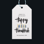 Happy Hanukkah Candles Zollferien Geschenkanhänger<br><div class="desc">Niedliche und lustige Happy Hanukkah in handgeschriebenem Stil Pinseltypografie und Kerzen in den Schattierungen von Blues und Gelb. Geschenketiketten sind perfekt für diese Feriensaison Geschenke Bedürfnisse. Diese Etiketten sind ideal für Weinflaschen, Kekse oder andere hausgemachte Leckereien. Karten kehren zu einem Sternmuster eines koordinierten blauen Hintergrunds zurück.</div>