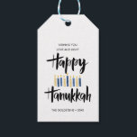 Happy Hanukkah Candles Zollferien Geschenkanhänger<br><div class="desc">Niedliche und lustige Happy Hanukkah in handgeschriebenem Stil Pinseltypografie und Kerzen in den Schattierungen von Blues und Gelb. Geschenketiketten sind perfekt für diese Feriensaison Geschenke Bedürfnisse. Diese Etiketten sind ideal für Weinflaschen,  Kekse oder andere hausgemachte Leckereien. Karten kehren zu einem Sternmuster eines koordinierten blauen Hintergrunds zurück.</div>