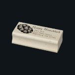 Happy Hanukkah Chanukah Challah Broad Loaf Adresse Gummistempel<br><div class="desc">Die Briefmarke aus Gummi zeigt eine originelle Marker-Abbildung eines Laibs von herausforderndem Brot. Perfekt für Hanukkah! Personalisieren Sie sich einfach mit Ihren Adressdaten.</div>