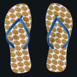 Happy Hanukkah Chanukah Challah Brot Loaf Flip Flops<br><div class="desc">Mit einer originellen,  urbanen Illustration eines Laib von herausforderndem Brot. Perfekt für Hanukkah! Diese Chanukah Illustration ist auch auf anderen Produkten verfügbar. Sehen Sie nicht,  wonach Sie suchen? Brauchen Sie Hilfe bei der Anpassung? Kontaktieren Sie Rebecca,  um etwas für Sie entworfen zu haben.</div>