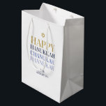 Happy Hanukkah Chanukah Holiday Geschenktasche Mittlere Geschenktüte<br><div class="desc">Imitate simulierte Goldfolien-Design ist in diesem Design integriert. Personalisieren Sie den benutzerdefinierten Text oben. Weitere Koordinationsgegenstände finden Sie in unserer Sammlung "Happy Hanukka Chanukah".</div>