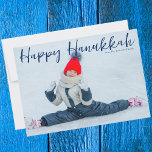 Happy Hanukkah Chic Modernes Minimalistisches Foto Feiertagskarte<br><div class="desc">Moderne,  anpassbare jüdische Vollkunstkarte Hanukkah mit Winterfoto Ihres Kindes oder Ihrer Familie mit blauem Schriftzeichen-Overlay. Passen Sie diese niedlich minimalistischen Chanukah-Karten an.</div>