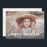 Happy Hanukkah Chic Script Typografy Foto Feiertagskarte<br><div class="desc">Diese personalisierte Hanukkah-Fotokarte verfügt über ein modernes und kühn gestaltetes Pinselskript für Ihr Foto. Die Rückseite weist ein Pinselpunktmuster auf.</div>