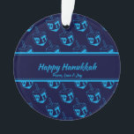 HAPPY HANUKKAH Customized Dreidel Blue Cyan Ornament<br><div class="desc">Stilvolles,  elegantes Dekor für Ihre HANUKKAH Dekoration. Design zeigt einen zyandreidel-Druck in einem gefliesten Muster mit anpassbarem Platzhaltertext,  den Sie durch Ihre eigene Gruß- und Textauswahl ersetzen können. Die Farbe ist Mitternachtsblau und Zyan. Andere Versionen sind verfügbar. Entsprechende Artikel finden Sie in der HANUKKAH Kollektion von Berean Designs.</div>