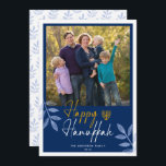 Happy Hanukkah Dark Blue Foto Holiday Feiertagskarte<br><div class="desc">Diese Hanukkah-Grußkarte verfügt über ein quadratisches Foto und einen trendigen handgeschriebenen Text "Happy Hanukkah" auf dunkelblauem Hintergrund. Das Design ist mit hellblauen Blätter betont.</div>