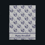 HAPPY HANUKKAH Dreidel Moderne SILVER GRAY Navy Fleecedecke<br><div class="desc">Moderne silbergraue FLEECE BLANKET zum Feiern der HANUKKAH. Silber graues und Marinefarben Thema mit allen über Mitternacht blauen DREIDEL-Druck. Es gibt einen benutzerdefinierbaren Platzhalter-Text, der HAPPY HANUKKAH sagt, damit Sie mit Ihrem eigenen Gruß und/oder Namen (ähnlich) personalisieren können. Entsprechende Wohngestaltung und andere Artikel sind in der HANUKKAH Kollektion von Berean...</div>