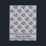 HAPPY HANUKKAH Dreidel Moderne SILVER GRAY Navy Fleecedecke<br><div class="desc">Modernes silbergraues FLEECE BLANKET zum Feiern von HANUKKAH. Silber graues und marinebrandiges Thema mit dem ganzen über Mitternacht blauen DREIDEL-Druck. Es gibt einen anpassbaren Platzhaltertext, der HAPPY HANUKKAH sagt, damit Sie mit Ihrem eigenen Gruß und/oder Namen (ähnlich lang) personalisieren können. Matching-Wohngestaltung und andere Artikel sind in der HANUKKAH Kollektion von...</div>