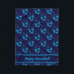 HAPPY HANUKKAH Dreidel NAVY CYAN Fleecedecke<br><div class="desc">Stilvolle Mitternachtsnacht blau CUBE POUF zum Feiern von HANUKKAH. Navy und cyan blauen Thema mit allen über cyan DREIDEL Print. Auf der Vorderseite befindet sich ein individualisierbarer Platzhalter-Text, der auf HAPPY HANUKKAH steht, damit Sie mit Ihrem eigenen Gruß und/oder Namen (ähnlich lang) personalisieren können. Matching-Wohngestaltung und andere Artikel sind in...</div>