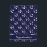 HAPPY HANUKKAH Dreidel NAVY GRAY Fleecedecke<br><div class="desc">Stilvolle Mitternachtsnacht blau CUBE POUF zum Feiern von HANUKKAH. Navy und silber graue Farbe Thema mit allen über silbergrauen DREIDEL Print. Es gibt einen anpassbaren Platzhaltertext, der HAPPY HANUKKAH sagt, damit Sie mit Ihrem eigenen Gruß und/oder Namen (ähnlich lang) personalisieren können. Matching-Wohngestaltung und andere Artikel sind in der HANUKKAH Kollektion...</div>
