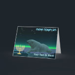 Happy Hanukkah - EisEdge Polar Bear Feiertagskarte<br><div class="desc">Chanukkah Grüße aus dem Frozen Chosen. Ein friedlicher Moment in der langen arktischen Nacht. Ein Eisbär Erholungen am Rand eines offenen Bereichs im Packeis. Die Nordlichter leuchten in der Ferne; helle Sterne blinken über dem Kopf. Eine Chanukkah menorah erscheint zusammen mit hebräischer Textlektüre, "ח ו כ מ נהשחחג Chang Chanukkah...</div>