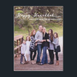 Happy Hanukkah Elegante Typografie Familienunterne Feiertagspostkarte<br><div class="desc">Happy Hanukkah Elegant Typografy Family Foto Holiday Postcard Diese Postkarten sind eine einfache Möglichkeit, Umschläge retten und trotzdem klassische Urlaubssegmente zu versenden. Diese voll bearbeitbare Karte wird sicher in diesem Jahr zu verbreiten fröhlich! Fügen Sie Ihr eigenes Foto und Namen für einen wirklich personalisierten Urlaub hinzu. Einfach mit Text, Schriftart...</div>