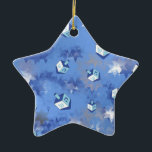 Happy Hanukkah Falling Star und Dreidels Keramikornament<br><div class="desc">Sie sehen die Lee Hiller Design Collection. Bekleidung, Geschenke & Sammlerstücke Lee Hiller Fotografie oder Digital Art Collection. Sie können ihre Naturfotografie unter http://HikeOurPlanet.com/ ansehen und ihrem Wanderblog im Hot Springs Nationalpark folgen.</div>
