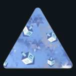 Happy Hanukkah Falling Stars und Dreidels Dreieckiger Aufkleber<br><div class="desc">Sie sehen die Lee Hiller Design Collection. Bekleidung,  Geschenke & Sammlerstücke Lee Hiller Fotografie oder Digital Art Collection. Sie können ihre Naturfotografie unter http://HikeOurPlanet.com/ ansehen und ihrem Wanderblog im Hot Springs Nationalpark folgen.</div>