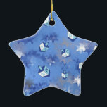 Happy Hanukkah Falling Stars und Dreidels Keramik Ornament<br><div class="desc">Sie sehen die Lee Hiller Design Collection. Bekleidung,  Geschenke & Sammlerstücke Lee Hiller Fotografie oder Digital Art Collection. Sie können ihre Naturfotografie unter http://HikeOurPlanet.com/ ansehen und ihrem Wanderblog im Hot Springs Nationalpark folgen.</div>