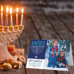 Happy Hanukkah Familie Foto Blue Menorah geflogen Feiertagskarte<br><div class="desc">Diese niedliche,  trendige Happy Hanukkah Faltkarte bietet eine schöne Menorah auf blauem Hintergrund. Diese schöne jüdische Foto-Urlaubskarte zeigt Ihr eigenes Foto neben Ihrem Familiennamen.</div>