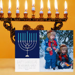 Happy Hanukkah Familie Foto Blue Menorah Silver Folien Feiertagskarte<br><div class="desc">Diese niedliche,  trendige Happy Hanukkah Silber-Folie mit gefalteter Folie weist eine schöne Menorah auf blauem Hintergrund auf. Diese schöne jüdische Foto-Urlaubskarte zeigt Ihr eigenes Foto neben Ihrem Familiennamen.</div>