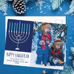Happy Hanukkah Familie Foto Niedlich Blue Menorah<br><div class="desc">Diese niedliche,  trendige Happy Hanukkah Postkarte bietet eine wunderschöne Menorah auf blauem Hintergrund neben Ihrem niedlichen Foto. Diese schöne jüdische Foto-Urlaubspostkarte zeigt Ihr eigenes Foto neben Ihrem Familiennamen.</div>
