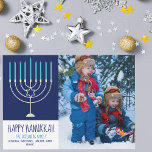 Happy Hanukkah Family Foto Blue Menorah Card<br><div class="desc">Diese niedliche,  trendige Happy Hanukkah-Karte verfügt über eine wunderschöne Menorah auf blauem Hintergrund. Diese schöne jüdische Foto-Urlaubskarte zeigt Ihr eigenes Foto neben Ihrem Familiennamen.</div>