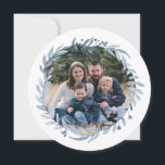 Happy Hanukkah Festival of Light Blue Wreath Foto Feiertagskarte<br><div class="desc">Happy Hanukkah Festival of Light Blue Wreath Foto flache Urlaubskarte von Ricaso - eine atemberaubende Aquarellblau-Kranz-Rahmen-Design, Blau und Weiß nicht über die Kraft, Ihr Foto verlassen, das Zentrum der Aufmerksamkeit - der zarte Text auf der Rückseite gibt dieser Karte ein ausgeklügeltes Gefühl - Das hebräische Sprichwort Chag urim sameach Sinn...</div>