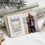 Happy Hanukkah Festivals Wasserfarbe Menorah Foto<br><div class="desc">Happy Hanukka! Senden Sie Hanukkah Grüße an Familie und Freunde mit dieser eleganten Foto Postkarte. Es verfügt über Aquarelltöne Menorah und elegantes Kränzfolien in einer raffinierten Palette von Gold, hellblau und Marineblau. Passen Sie die Karte mit Ihrem hochgeschätzten vertikalen Foto und zwei Textzeilen an, um Ihren Urlaubswünschen eine persönliche Touch...</div>