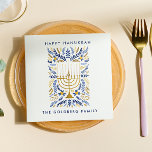 Happy Hanukkah Festive Watercolor Menorah FOLIAGE Serviette<br><div class="desc">Fügen Sie Ihrem Hanukkah-Tisch eine persönliche Touch mit diesen eleganten, blumengeschmückten Servietten in Aquarell Menorah, die mit elegantem Weizenblättern in einer raffinierten Goldpalette, hellblau und marineblau mit zwei Textzeilen versehen sind.</div>