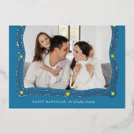 Happy Hanukkah Frame of Light Foto Folien Feiertagskarte<br><div class="desc">Ein Kranz aus glänzenden Blätter und abstrakten Lichtpunkten umrahmen Ihr Foto für eine klassische Hanukkah-Karte. Vergessen Sie nicht,  diese Karte mit Ihren Namen und Ihrer persönlichen Nachricht auf der Rückseite zu personalisieren.</div>
