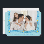 Happy Hanukkah Frame of Light Foto Holiday Card Feiertagskarte<br><div class="desc">Ein Kranz mit Lorbeerköpfen und abstrakten Lichtpunkten umrahmen Ihr Foto für eine klassische Hanukkah-Karte. Vergessen Sie nicht,  diese Karte mit Ihren Namen und Ihrer persönlichen Nachricht auf der Rückseite zu personalisieren.</div>