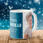 Happy Hanukkah Fun Typografie Star von David Name Kaffeetasse<br><div class="desc">"Happy Hanukkah." Spaß, skurrile handgefertigte Typografie, ein zufälliger, hellblauer Stern von David-Mustern, und die blau gezeichneten Linien von Mitternacht über einem dunkelblauen Hintergrund, zusammen mit 2 Fotos Ihrer Wahl, helfen Ihnen in Hanukkah zu beginnen. Genießen Sie die Wärme und Freude der Urlaubssaison, wenn Sie diese stilvolle und moderne personalisierte 2-Foto-Sake-Tasse...</div>
