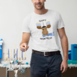 Happy Hanukkah Funny Moose Menorah T-Shirt<br><div class="desc">Mit diesem niedlichen Shirt,  das einen Elch mit Menorah und Schal darstellt,  verleihen Sie Ihrem Festival ein wenig Lustigkeit!</div>
