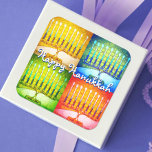 Happy Hanukkah gelb blau grün rot 4 menorahs Quadratischer Aufkleber<br><div class="desc">"Happy Hanukkah." Ein nahes Foto mit 4 bunten künstlerischen Menorah-Fotos hilft Ihnen den Urlaub in Hanukkah zu beginnen. Genießen Sie die Wärme und Freude der Ferienzeit, wenn Sie diesen atemberaubenden, farbenfrohen Hanukka Aufkleber benutzen. Matchkarten, Briefmarke, Totensäcke, Serviertablette und andere Produkte sind in meiner "Hanukkah Colorful, Künstlerisch Menorah" Ladenkollektion erhältlich. Nutzen...</div>