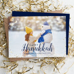 Happy Hanukkah | Glitz Imitats Glitzer Foto Overla Feiertagskarte<br><div class="desc">Günstige, individuell bedruckte Urlaubskarten mit einfachen Vorlagen für die Anpassung. Dieses schicke, moderne Design hat ein Imitat Glitzer Konfetti-Rand und stilvolle Kalligraphie-Text. In der Formulierung steht "Happy Hanukkah". Personalisieren Sie es mit Ihren Fotos und fügen Sie Ihren Familiennamen und das Jahr hinzu. Die Rückseite hat Platz für zusätzliche Fotos und...</div>