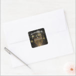 Happy Hanukkah Gold Star von David Menorah Black Quadratischer Aufkleber<br><div class="desc">Mit diesen schicken Hanukkah-Aufklebern können Sie Ihre Hanukkah-Festlichkeiten noch weiter steigern! Mit einem eleganten Design mit einem strahlenden Goldstar von David und Menorah Set vor einem raffinierten schwarzen Hintergrund sind diese Aufkleber perfekt für die Dekoration von Geschenken, Karten, Umschlägen und eine Touch Eleganz zu Ihren Feierlichkeiten. Diese Aufkleber eignen sich...</div>