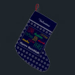 HAPPY HANUKKAH Hebrew Liebe Joy Peace DARK BLUE Kleiner Weihnachtsstrumpf<br><div class="desc">Dunkelblauer HAPPY HANUKKAH Strumpf mit silberfarbenem Star of David pattern und LIEBE JOY PEACE geschrieben in Englisch und Hebräisch. Der Platzhalter Gruß und Name sind individuell einstellbar, sodass Sie Ihren Namen hinzufügen oder den Gruß ändern können. Das gleiche Design auf der Rückseite. Ideal, um Ihre kleinen Geschenke zu präsentieren. Auch...</div>