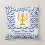HAPPY HANUKKAH israelische Flagge Personalisiert Kissen<br><div class="desc">Moderne, stilvolle patriotische Fahne zum Feiern der HANUKKAH mit ISRAELI Fahne. Der Platzhaltertext ist anpassbar, sodass Sie den Gruß ändern und/oder den Familiennamen in einen persönlichen Gruß, Familienmotto oder eine Nachricht in Ihrer eigenen Sprache ändern können. Ideal für Hanukkah und für Wohngestaltung Updates. Andere Kissen und passende Gegenstände sind erhältlich,...</div>
