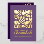 Happy Hanukkah Jewish Greeting Foil Holiday Card Folien Feiertagskarte<br><div class="desc">Happy Hanukkah / Chanukah Modern Geometric Holiday Grüße in Real Gold Foil auf Lila Meadow Violet. Menorah, Dreidel, Donuts, Stars & Olivenöl... Sie sind alle hier. Jewish Hanukkah Symbols Space, um Ihren personalisierten Text auf der Vorderseite und umgekehrt hinzuzufügen. Hebräisch auf der Rückseite sagt "Chanukah Sameash" Happy Hanukkah. Dieses hochklassige,...</div>